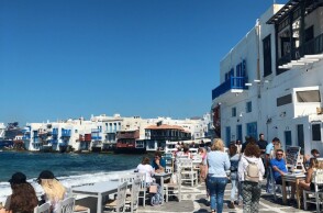 Μύκονος - Κορωνοϊός: Σύλληψη σε πάρτι σε βίλα λόγω συνωστισμού