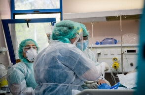 Γιατροί και νοσηλευτές στη ΜΕΘ του νοσοκομείου «Σωτηρία» με προστατευτικές στολές για τον κορωνοϊό