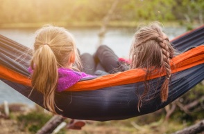 Παιδιά στην αιώρα