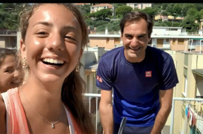Η Κάρολα και η Βιτόρια έπαιξαν τένις με τον Ρότζερ Φέντερερ