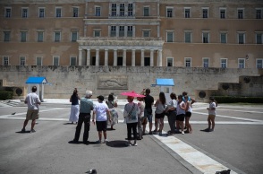 Τουρίστες έξω από τη Βουλή