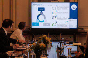 ΤΗΛΕΔΙΑΣΚΕΨΗ ΥΠΟ ΤΟΝ ΠΡΩΘΥΠΟΥΡΓΟ ΚΥΡ. ΜΗΤΣΟΤΑΚΗ ΓΙΑ ΤΗΝ ΠΑΡΟΥΣΙΑΣΗ ΤΩΝ ΥΠΗΡΕΣΙΩΝ ΤΟΥ ΗΛΕΚΤΡΟΝΙΚΟΥ ΚΕΠ ()