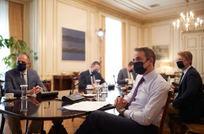 Τηλεδιάσκεψη υπό τον πρωθυπουργό Κυριάκο Μητσοτάκη πραγματοποιείται αύριο Δευτέρα στο Μέγαρο Μαξίμου, μετά την αύξηση των κρουσμάτων κορωνοϊού στη χώρα