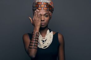 Μαύρη γυναίκα που φοράει κοσμήματα Ukka Lelle