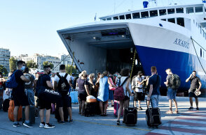 Αυξημένη η κίνηση στο λιμάνι του Πειραιά - Φεύγουν οι αδειούχοι του Αυγούστου
