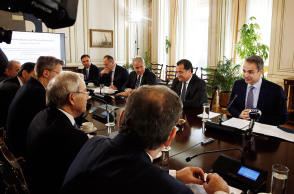 Ο Κυριάκος Μητσοτάκης προεδρεύει στη συνεδρίαση του ΚΥΣΟΙΠ / Συμμετέχει βραβευμένος με το Nobel Οικονομικών 2010 Χριστόφορος Πισσαρίδης