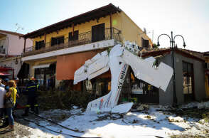 Μονοκινητήριο αεροσκάφος στην Πρώτη Σερρών προσέκρουσε σε πλάτανο και «καρφώθηκε» σε καφενείο του χωριού