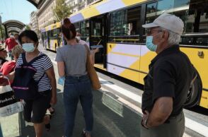 Άνθρωποι με μάσκα στην Αττική