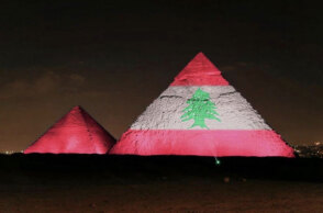 Έκρηξη στη Βηρυτό: Στα χρώματα του Λιβάνου οι Μεγάλες Πυραμίδες της Γκίζας στο Κάιρο της Αιγύπτου