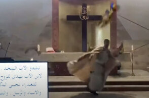 Ιερέας σε εκκλησία στη Βηρυτό διακόπτει τη λειτουργία και τρέχει να σωθεί μετά την ισχυρή έκρηξη