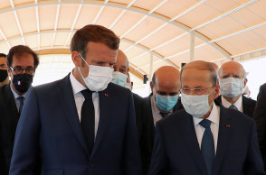 Ο Εμανουέλ Μακρόν στη Βηρυτό με τον πρόεδρο του Λιβάνου, Μισέλ Αούν