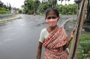 Άνθρωπος με μάσκα στην Ινδία 