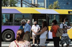 Άνθρωποι με μάσκα στην Αττική