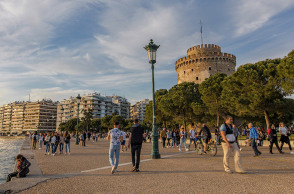 ΚΟΣΜΟΣ ΚΑΝΕΙ ΒΟΛΤΑ ΣΤΗΝ ΠΑΡΑΛΙΑ ΤΗΣ ΘΕΣΣΑΛΟΝΙΚΗΣ