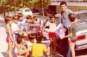 Ο Γιώργος Μαργαρίτης με «τους Μπόμπιρες», την ποδοσφαιρική ομάδα ανηλίκων που είχε φτιάξει