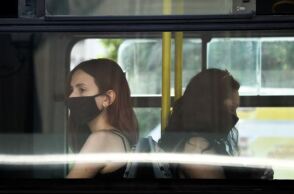 Άνθρωποι με μάσκα στην Αττική