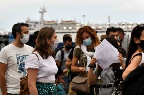Άνθρωποι με μάσκα στην Αττική