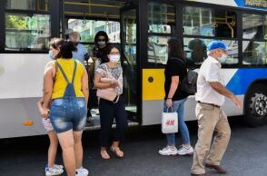 Άνθρωποι με μάσκα στην Αττική