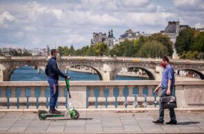 Άνθρωποι με μάσκα στο Παρίσι 