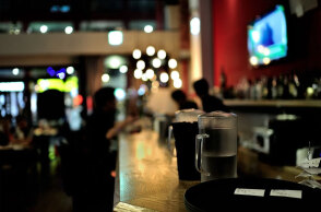 Έκτακτα περιοριστικά μέτρα για τον κορωνοϊό: Τι αλλάζει με το ωράριο λειτουργίας σε μπαρ, εστιατόρια και νυχτερινά κέντρα - Σε ποιες περιοχές