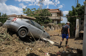 Πλημμύρες από τη φονική κακοκαιρία στην Εύβοια: Οι κάτοικοι στον οικισμό Μπούρτζι μετρούν τις πληγές τους μετά τα ακραία καιρικά φαινόμενα
