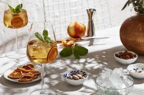 Δύο από τους καλύτερους έλληνες bartenders μοιράζονται τις αγαπημένες τους καλοκαιρινές συνταγές για cocktails