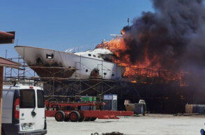 Στις φλόγες θαλαμηγός στη Σύρο
