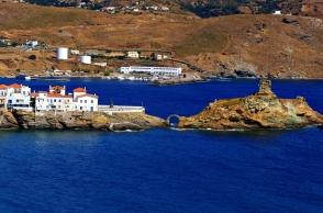 Ένα φωτογραφικό οδοιπορικό του Γιώργου Ζαρζώνη στην Άνδρο από την ανατολή μέχρι τη δύση του ήλιου