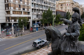 Το άγαλμα του Θεόδωρου Κολοκοτρώνη έξω από την Παλιά Βουλή στη Σταδίου