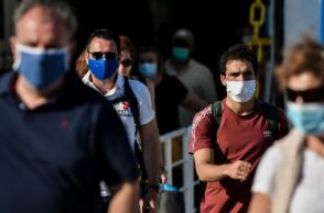 Άνθρωποι με μάσκα στην Αττική
