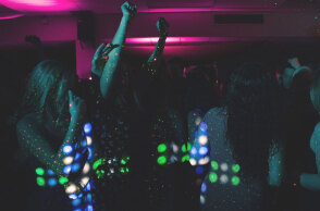 Υποχρεωτικά κλειστά μπαρ και εστιατόρια, από τα μεσάνυχτα έως τις 07.00 το πρωί - Σε ποιες περιοχές ισχύει το έκτακτο περιοριστικό μέτρο για τον κορωνοϊό