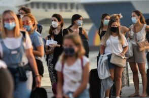 Άνθρωποι με μάσκα στο λιμάνι του Πειραιά 