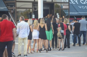 Ουρά έξω από το μαγαζί που τραγουδάει ο Νίκος Βέρτης στη Θεσσαλονίκη