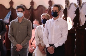 Ο Κυριάκος Μητσοτάκης με την οικογένειά του στην εκκλησία