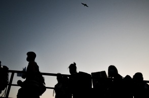 ΠΕΙΡΑΙΑΣ ΛΙΜΑΝΙ ΕΞΟΔΟΣ ΑΥΓΟΥΣΤΟΣ ΑΔΕΙΟΥΧΟΙ ΑΔΕΙΑ ΤΟΥΡΙΣΤΑΣ ΤΟΥΡΙΣΤΕΣ ΚΑΡΑΒΙ ΟΧΗΜΑΤΑΓΩΓΟ ΦΕΡΙ ΜΠΟΤ ΜΑΣΚΑ ΜΕΤΡΑ ΑΣΦΑΛΕΙΑ