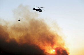 Ελικόπτερο της Πυροσβεστικής Υπηρεσίας επιχειρεί σε δασική πυρκαγιά
