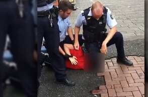 Αστυνομικός στη Γερμανία βάζει το γόνατο στον λαιμό ανηλίκου - Η βίαιη προσαγωγή που προκάλεσε κατακραυγή