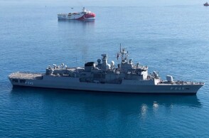 Το Oruc Reis συνοδευόμενο από τουρκική φρεγάτα