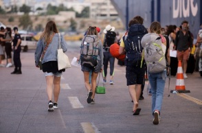 Ταξιδιώτες στο Λιμάνι του Πειραιά