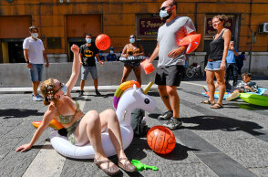 Στην Ιταλία ο μέσος όρος των νέων κρουσμάτων την τελευταία εβδομάδα έπεσε στα 35 έτη