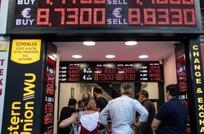 Υπό κατάρρευση η τουρκική λίρα 
