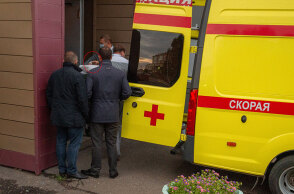 Ο Αλεξέι Ναβάλνι μεταφέρεται σε κώμα με ασθενοφόρο στο ειδικά διαμορφωμένο αεροσκάφος στην πόλη Ομσκ που θα τον πάει για νοσηλεία σε νοσοκομείο στη Γερμανία