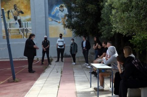 Μαθητές με μάσκα σε σχολείο της Αθήνας