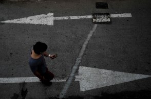 Νεαρός διασχίζει το Πασαλιμάνι του Πειραιά 