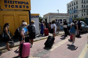 Άνθρωποι με μάσκα στο λιμάνι του Πειραιά 