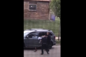 Αστυνομικοί πυροβολούν πισώπλατα μαύρο άνδρα