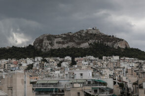 Σύννεφα πάνω από τον λόφο του Λυκαβηττού
