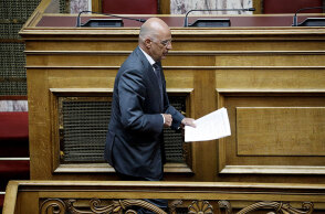 Ο υπουργός Εξωτερικών Νίκος Δένδιας στη Βουλή