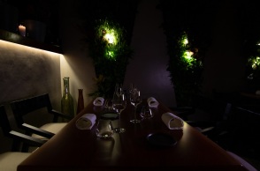 Στρωμένο τραπέζι με ποτήρια και πιάτα στο Herve Restaurant