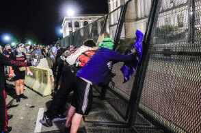 17χρονος συνελήφθη για δολοφονίες διαδηλωτών